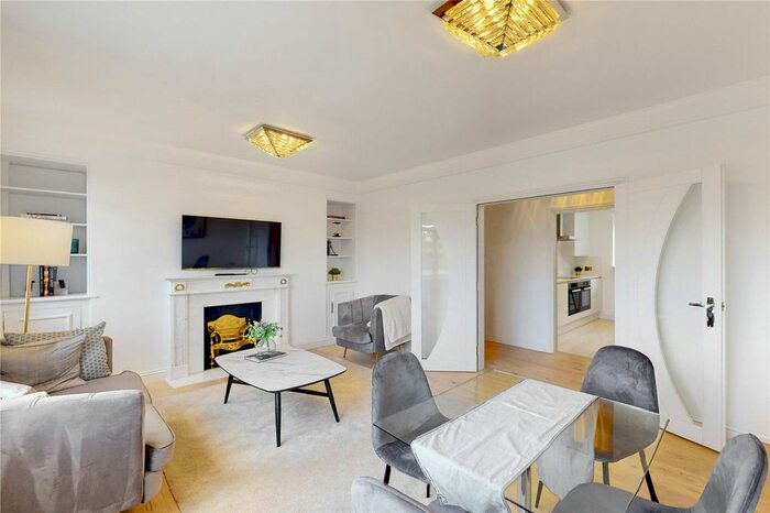 3 Bedroom Flat To Rent In Rosscourt Mansions, Buckingham Palace Road, SW1W