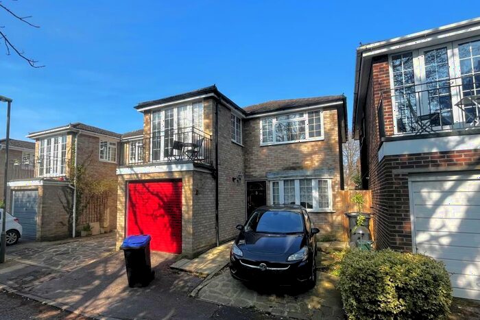 4 Bedroom Detached House To Rent In Woking, GU22