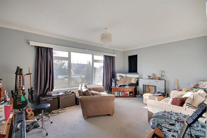 2 Bedroom Apartment For Sale In Georgia Avenue, Worthing, BN14