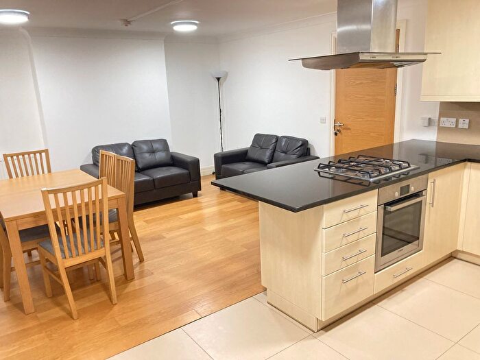3 Bedroom Flat To Rent In Very Near The Grove Area, Ealing Broadway, W5