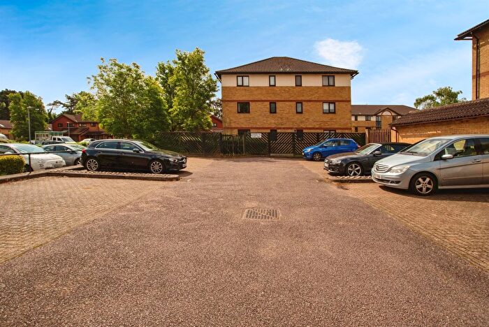 2 Bedroom Flat For Sale In Chenies Way, Watford, WD18