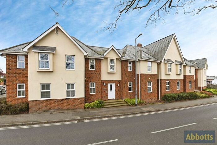 2 Bedroom Flat For Sale In Weir Gardens, Rayleigh, Essex, SS6