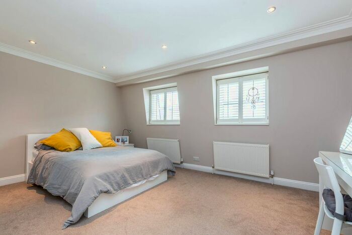 2 Bedroom Flat To Rent In Wadham Road, Putney, London, SW15