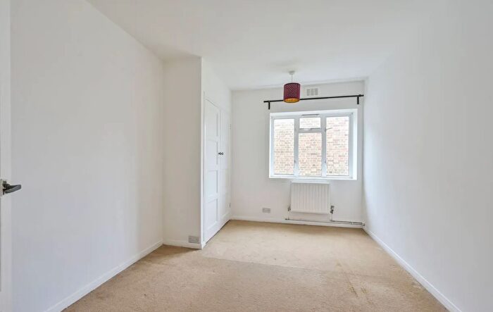 3 Bedroom Flat To Rent In Gap Road, London, SW19