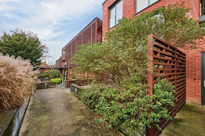 1 Bedroom Flat For Sale In Mountearl Gardens, London, SW16