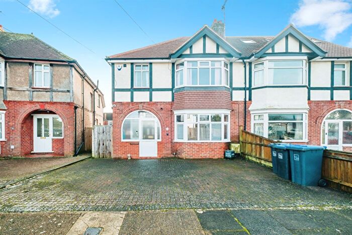 3 Bedroom Semi-Detached House For Sale In Livesay Crescent, Worthing, BN14