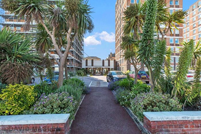 2 Bedroom Flat To Rent In Grand Avenue, Hove, BN3