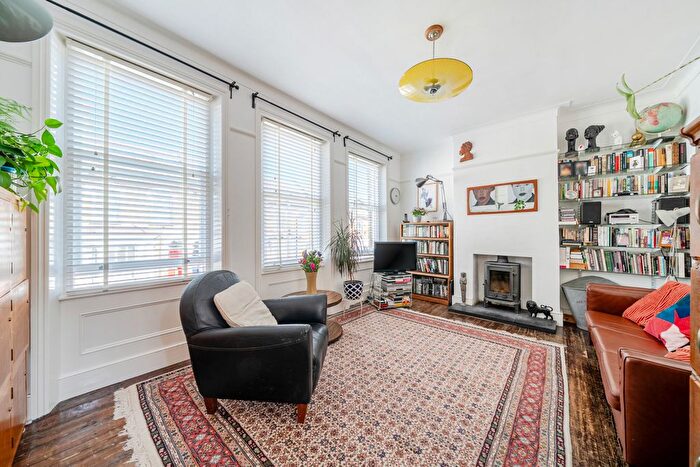 3 Bedroom Flat For Sale In Ivanhoe Road, London, SE5
