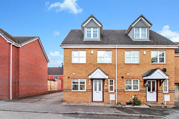 3 Bedroom Town House To Rent In Chapel Close, Rushden, NN10