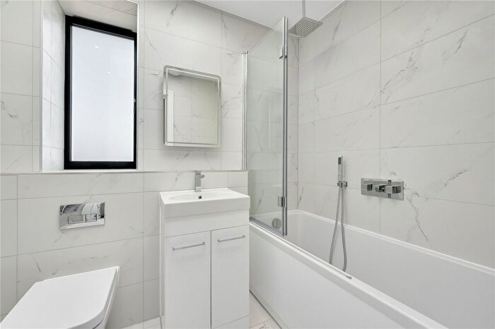 2 Bedroom Semi-Detached House For Sale In Stable Close, Wexham, Slough, SL3