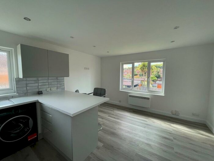 1 Bedroom Flat To Rent In Colebrook Lane, Loughton, Essex, IG10