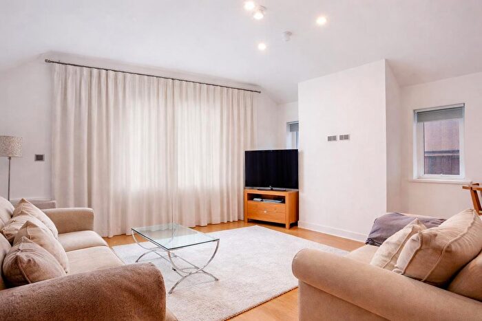 3 Bedroom Flat To Rent In Woodlands, Golders Green, London, NW11