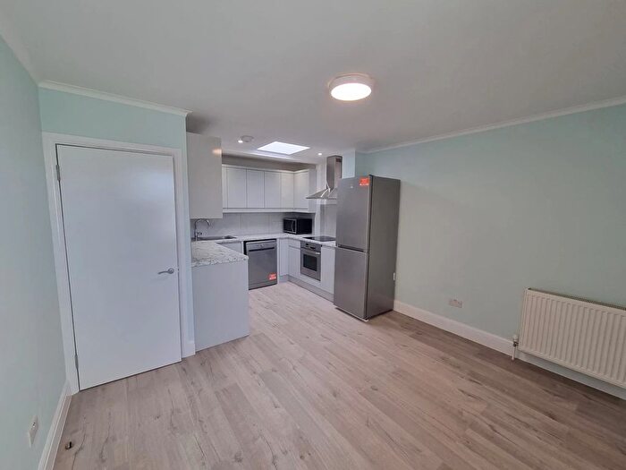 2 Bedroom Flat To Rent In Cambridge Gardens, London, W10