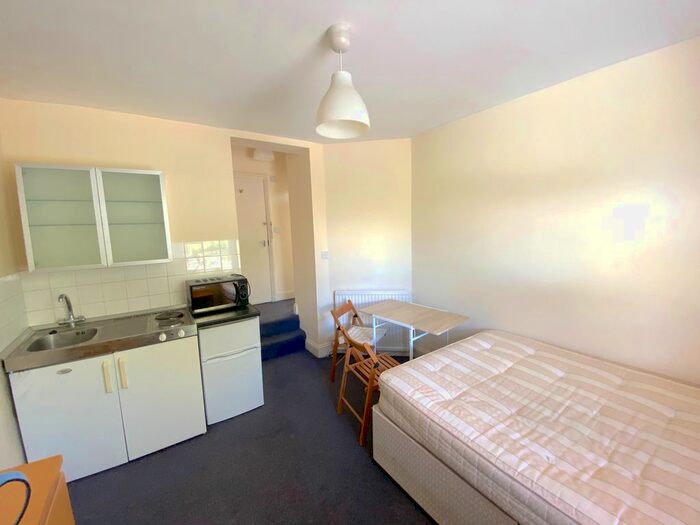 Studio To Rent In Queens Road, Hendon, London, NW4
