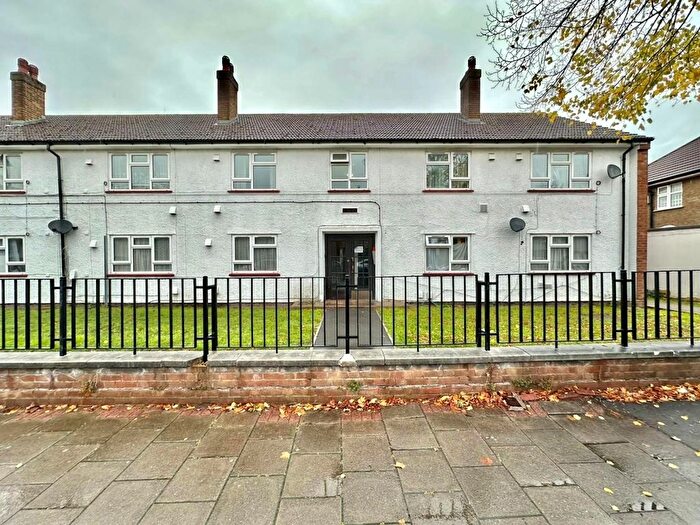 2 Bedroom Maisonette For Sale In Staines Road, Hounslow, TW4