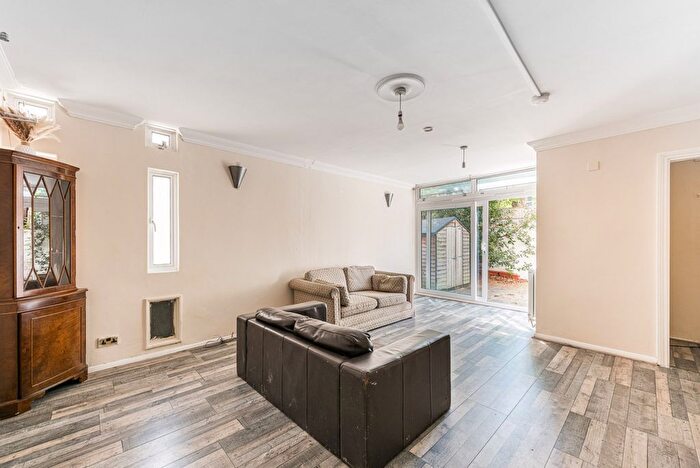 3 Bedroom Flat To Rent In Victoria Rise, SW4