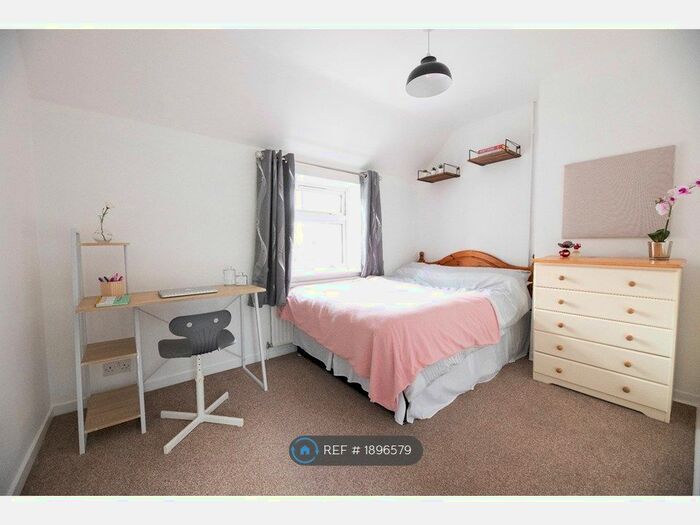 4 Bedroom Semi-Detached House To Rent In Kings Avenue, Winchester, SO22