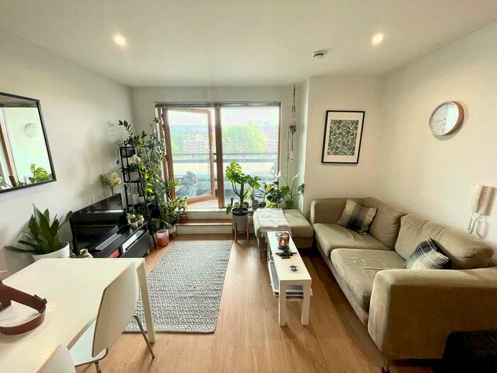 2 Bedroom Flat To Rent In Gateway East, Marsh Lane, Leeds, Uk, LS9