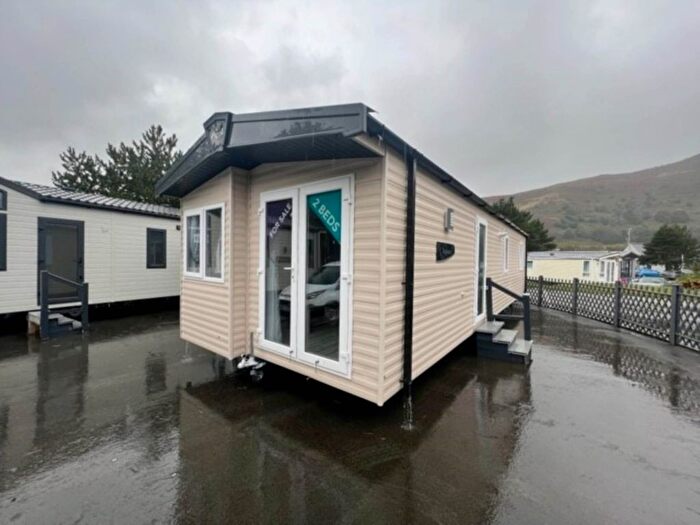 3 Bedroom Mobile/park Home For Sale In Regal Baywater, Conwy, LL32