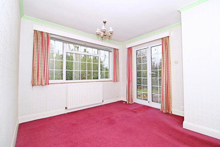 3 Bedroom Detached House For Sale In Hayes Way, Park Langley, Beckenham, BR3