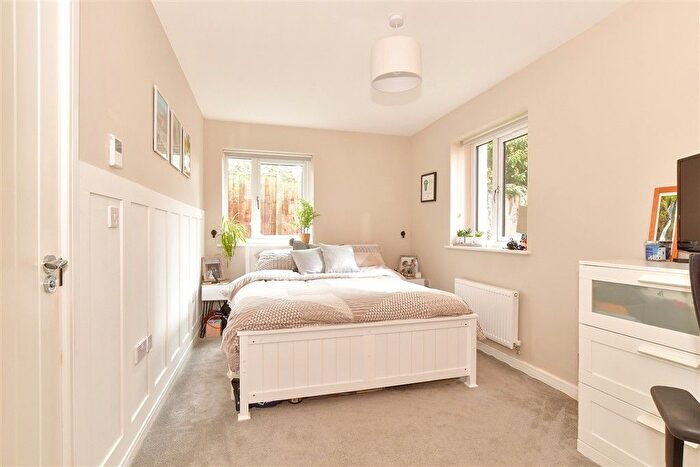 2 Bedroom Flat For Sale In Smedley Road, Faversham, Kent, ME13