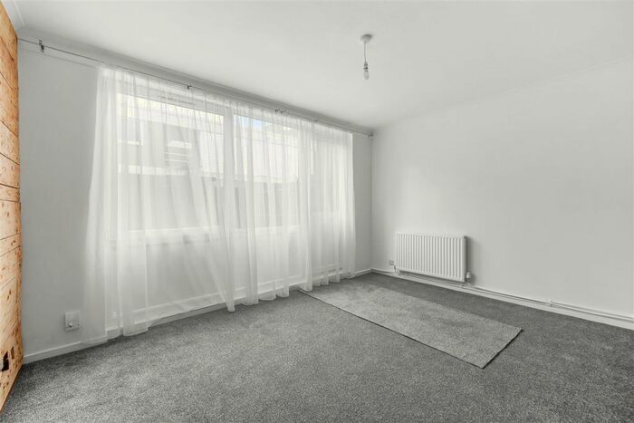 2 Bedroom Flat To Rent In Landor Road, London, SW9