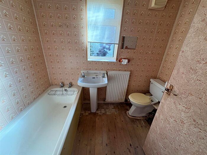2 Bedroom Semi-Detached Bungalow For Sale In New Park Road, Queensbury, Bradford, BD13