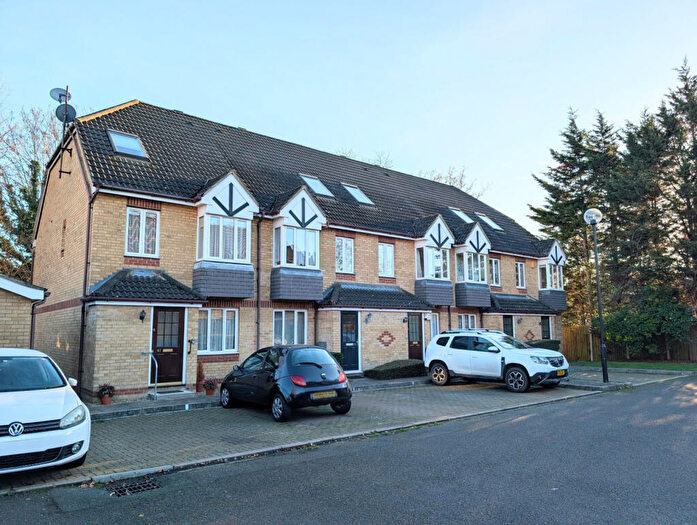 2 Bedroom Maisonette For Sale In Dorset Mews, Finchley Central, N3