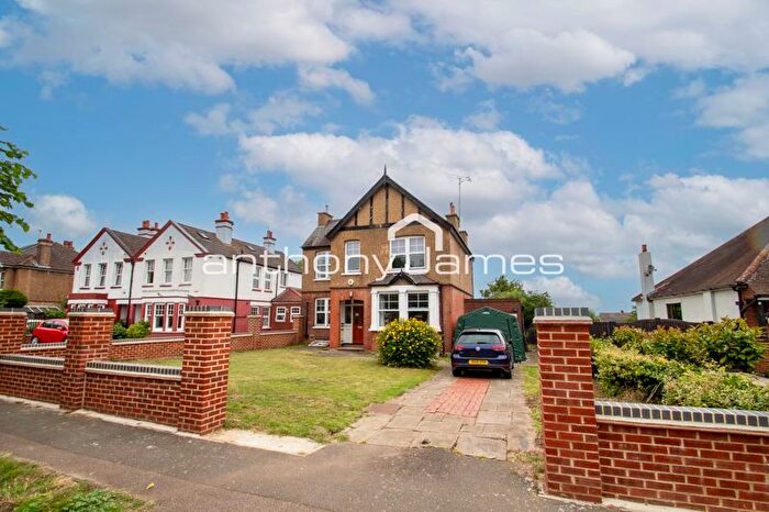 4 Bedroom Detached House To Rent In Park Crescent, Erith, DA8