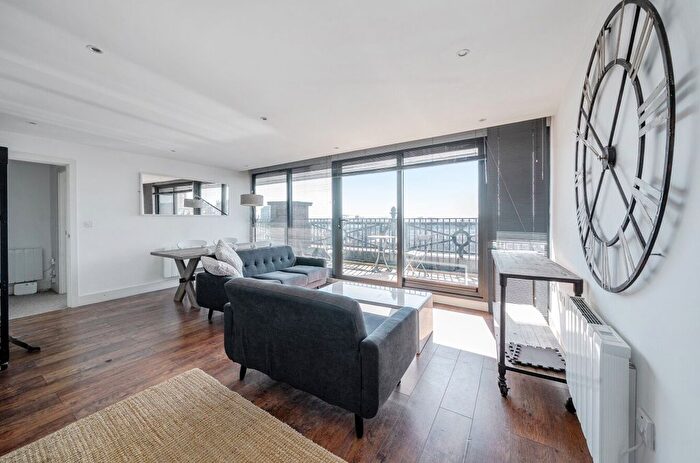 2 Bedroom Flat To Rent In Crispin Lofts, New York Road, Leeds, West Yorkshire, LS2