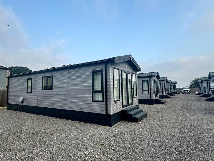 2 Bedroom Mobile/park Home For Sale In Carlton Miniott, Thirsk, YO7