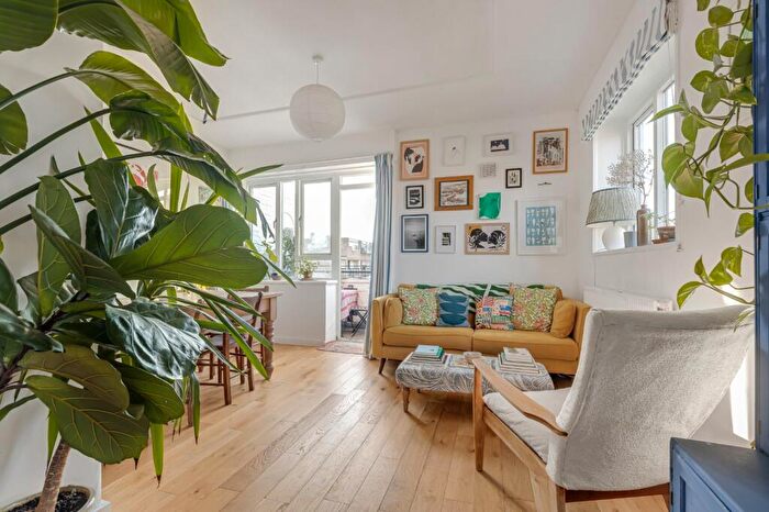 2 Bedroom Maisonette For Sale In Balls Pond Road, Islington, London, N1