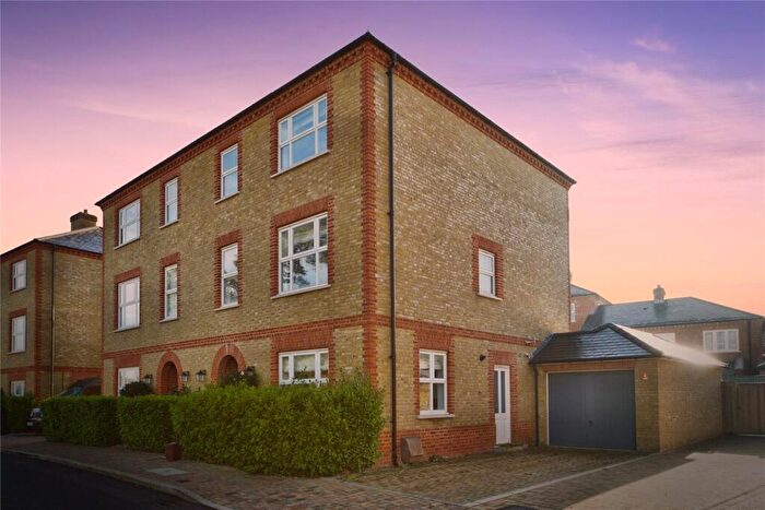 5 Bedroom Semi Detached House For Sale In Sassoon Drive, Barnet, EN4