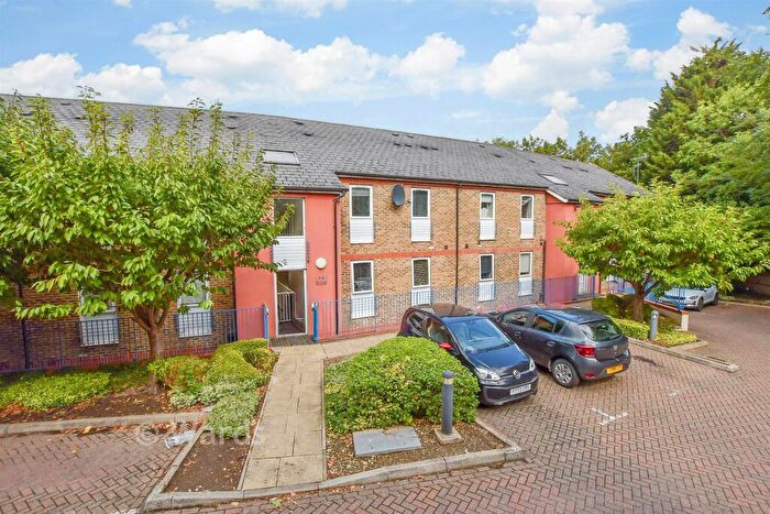 2 Bedroom Flat For Sale In The Chenies, Maidstone, Kent, ME15