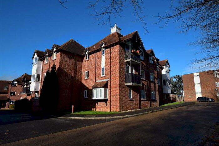 2 Bedroom Flat To Rent In Summerfields, Ingatestone, CM4