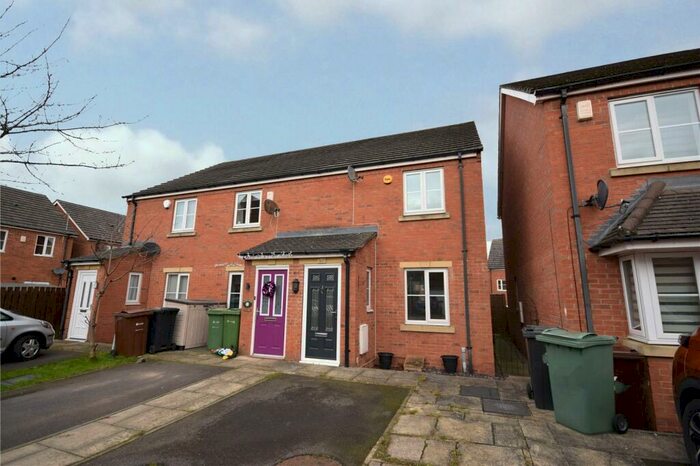 2 Bedroom Town House To Rent In St. Mathew Way, Leeds, West Yorkshire, LS14
