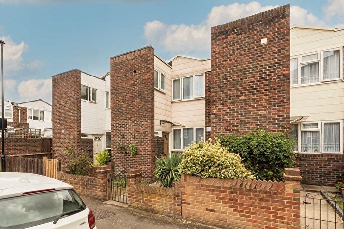 3 Bedroom Terraced House For Sale In Pottery Road, Brentford, TW8