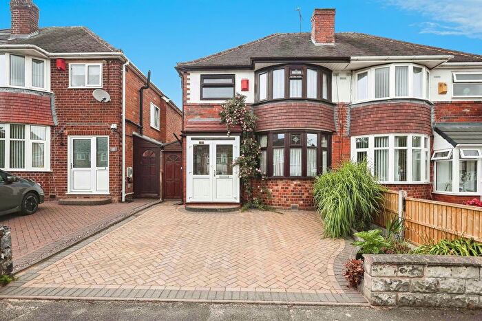 3 Bedroom Semi Detached House For Sale In Mayswood Grove, Quinton, Birmingham, B32