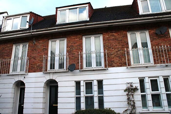 3 Bedroom Mews To Rent In Robinscroft Mews, Greenwich, SE10