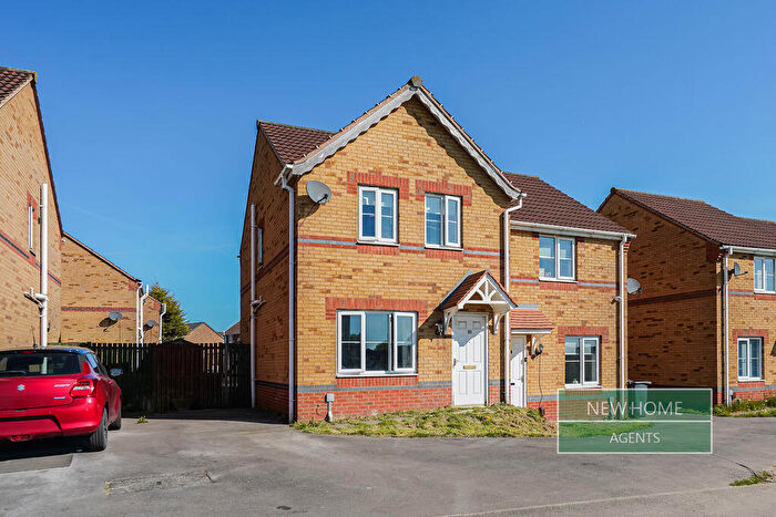 3 Bedroom Semi Detached House For Sale In Thornroyd Drive, Bradford, BD4