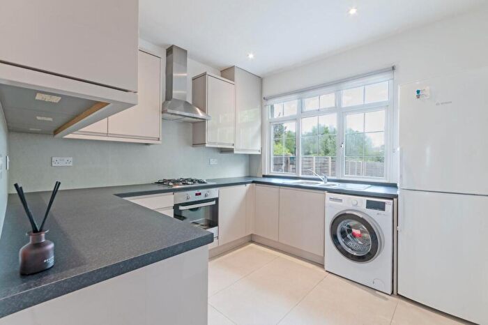 4 Bedroom House To Rent In Hendon Way, Childs Hill, NW2