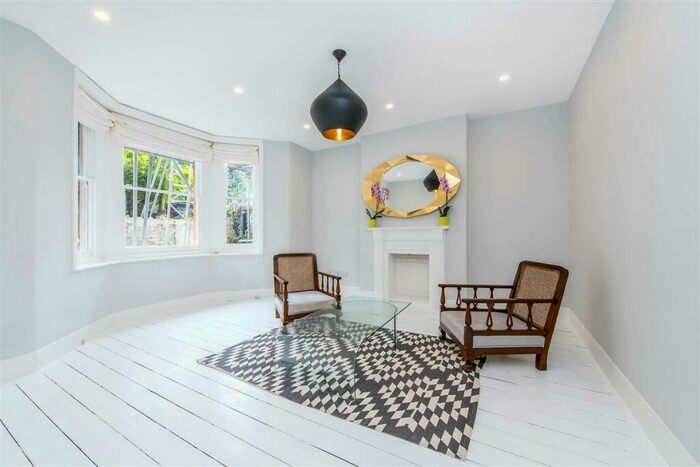 2 Bedroom Flat To Rent In Albert Bridge Road, SW11