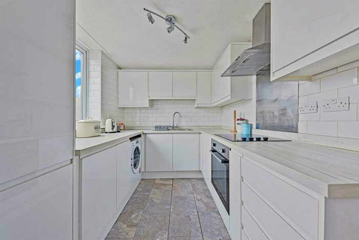 3 Bedroom Maisonette To Rent In Mansford Street, London, E2