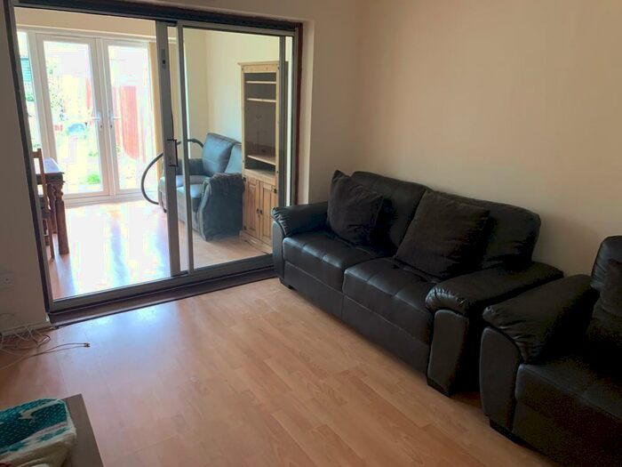 3 Bedroom Semi-Detached House To Rent In Moorhill Road, Leamington Spa, Warwickshire, CV31