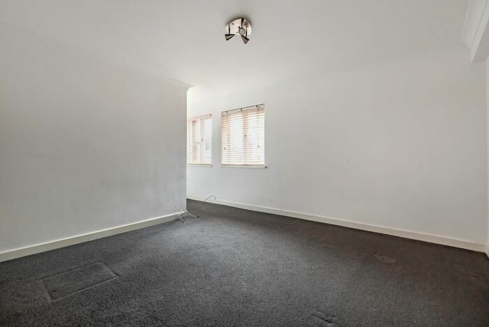 1 Bedroom Flat To Rent In Amberley Place, Windsor, Berkshire SL4