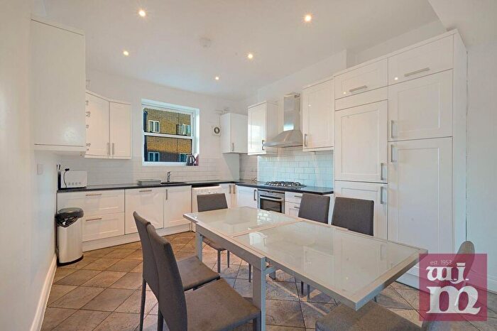 3 Bedroom Flat To Rent In Seven Sisters Road, Finsbury Park, N7