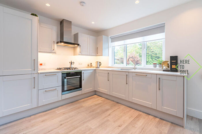 2 Bedroom Flat For Sale In Petworth Road, North Finchley, London, N12