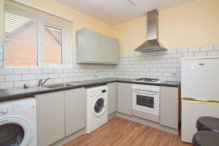 2 Bedroom Maisonette To Rent In London Road, Milton Keynes, Buckinghamshire, MK5