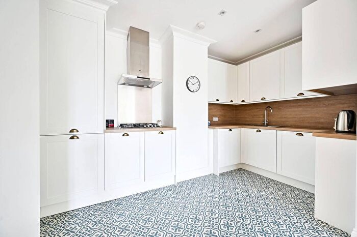 2 Bedroom Flat To Rent In Chantry Square, Kensington, London, W8