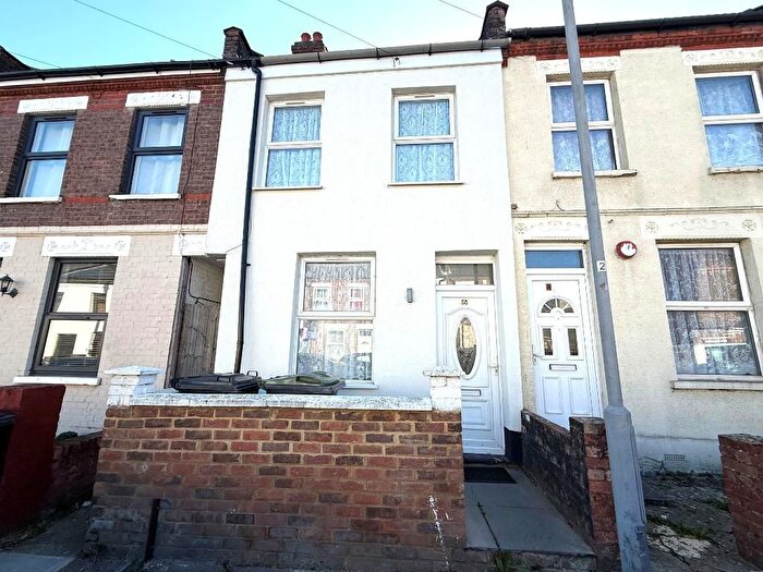 2 Bedroom Terraced House For Sale In Shirley Road, Dallow, Luton, Bedfordshire, LU1